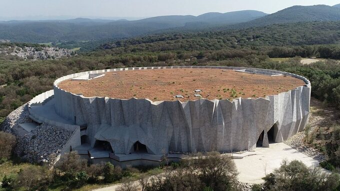 grotte-chauvet-2-vue-du-ciel-6neos-films-aspect-ratio-2000-800.jpg